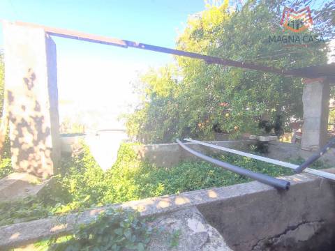 Moradia em Propriedade Total com 3 apartamentos T3, + 1 apartamento T4, garagem para 5 carros, + garagem para 1 carro, espaço comercial, parqueamento e logradouro em Parcela urbana com 800 m² em Alferrarede, Abrantes, Santarém