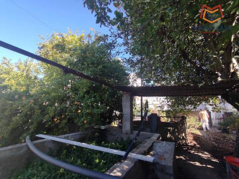 Moradia em Propriedade Total com 3 apartamentos T3, + 1 apartamento T4, garagem para 5 carros, + garagem para 1 carro, espaço comercial, parqueamento e logradouro em Parcela urbana com 800 m² em Alferrarede, Abrantes, Santarém