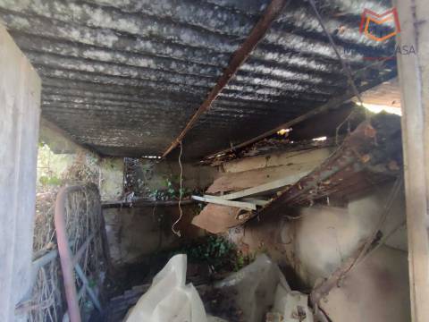 Moradia em Propriedade Total com 3 apartamentos T3, + 1 apartamento T4, garagem para 5 carros, + garagem para 1 carro, espaço comercial, parqueamento e logradouro em Parcela urbana com 800 m² em Alferrarede, Abrantes, Santarém