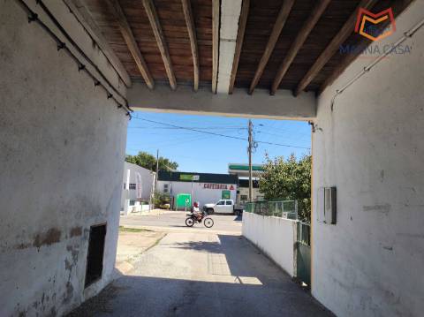 Moradia em Propriedade Total com 3 apartamentos T3, + 1 apartamento T4, garagem para 5 carros, + garagem para 1 carro, espaço comercial, parqueamento e logradouro em Parcela urbana com 800 m² em Alferrarede, Abrantes, Santarém