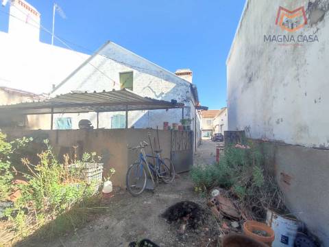 Moradia em Propriedade Total com 3 apartamentos T3, + 1 apartamento T4, garagem para 5 carros, + garagem para 1 carro, espaço comercial, parqueamento e logradouro em Parcela urbana com 800 m² em Alferrarede, Abrantes, Santarém