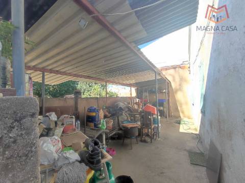 Moradia em Propriedade Total com 3 apartamentos T3, + 1 apartamento T4, garagem para 5 carros, + garagem para 1 carro, espaço comercial, parqueamento e logradouro em Parcela urbana com 800 m² em Alferrarede, Abrantes, Santarém