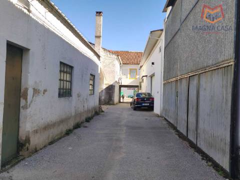 Moradia em Propriedade Total com 3 apartamentos T3, + 1 apartamento T4, garagem para 5 carros, + garagem para 1 carro, espaço comercial, parqueamento e logradouro em Parcela urbana com 800 m² em Alferrarede, Abrantes, Santarém