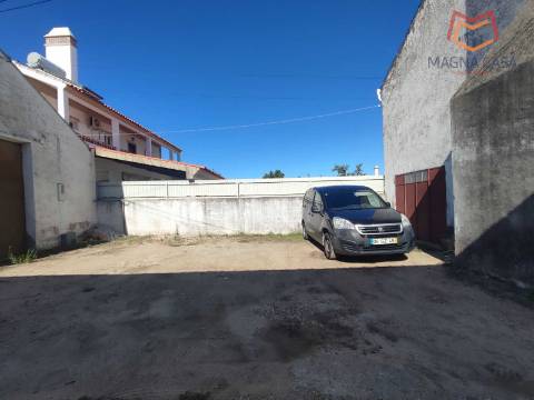 Moradia em Propriedade Total com 3 apartamentos T3, + 1 apartamento T4, garagem para 5 carros, + garagem para 1 carro, espaço comercial, parqueamento e logradouro em Parcela urbana com 800 m² em Alferrarede, Abrantes, Santarém