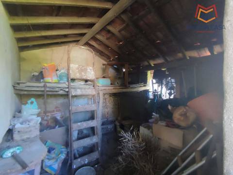 Moradia em Propriedade Total com 3 apartamentos T3, + 1 apartamento T4, garagem para 5 carros, + garagem para 1 carro, espaço comercial, parqueamento e logradouro em Parcela urbana com 800 m² em Alferrarede, Abrantes, Santarém