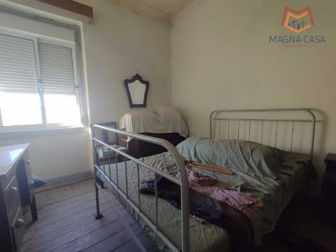 Moradia em Propriedade Total com 3 apartamentos T3, + 1 apartamento T4, garagem para 5 carros, + garagem para 1 carro, espaço comercial, parqueamento e logradouro em Parcela urbana com 800 m² em Alferrarede, Abrantes, Santarém