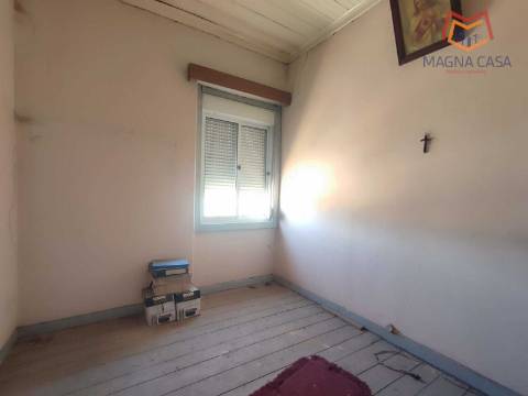 Moradia em Propriedade Total com 3 apartamentos T3, + 1 apartamento T4, garagem para 5 carros, + garagem para 1 carro, espaço comercial, parqueamento e logradouro em Parcela urbana com 800 m² em Alferrarede, Abrantes, Santarém