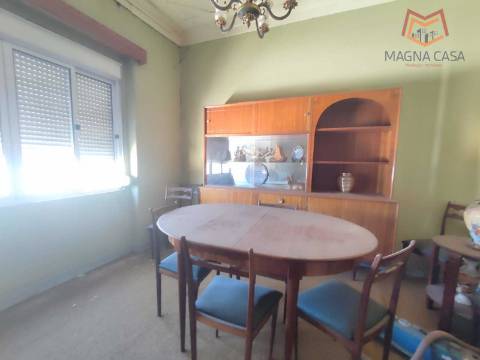 Moradia em Propriedade Total com 3 apartamentos T3, + 1 apartamento T4, garagem para 5 carros, + garagem para 1 carro, espaço comercial, parqueamento e logradouro em Parcela urbana com 800 m² em Alferrarede, Abrantes, Santarém