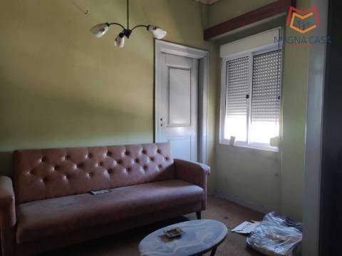 Moradia em Propriedade Total com 3 apartamentos T3, + 1 apartamento T4, garagem para 5 carros, + garagem para 1 carro, espaço comercial, parqueamento e logradouro em Parcela urbana com 800 m² em Alferrarede, Abrantes, Santarém