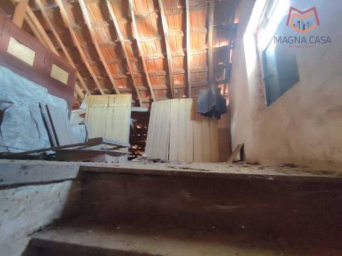 Moradia em Propriedade Total com 3 apartamentos T3, + 1 apartamento T4, garagem para 5 carros, + garagem para 1 carro, espaço comercial, parqueamento e logradouro em Parcela urbana com 800 m² em Alferrarede, Abrantes, Santarém