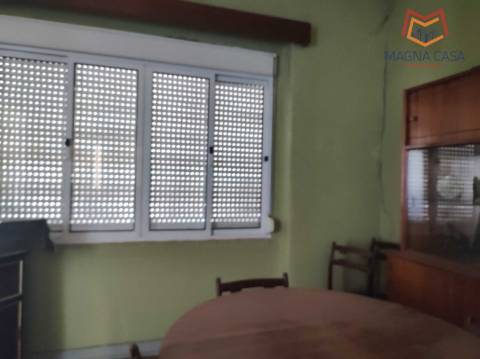 Moradia em Propriedade Total com 3 apartamentos T3, + 1 apartamento T4, garagem para 5 carros, + garagem para 1 carro, espaço comercial, parqueamento e logradouro em Parcela urbana com 800 m² em Alferrarede, Abrantes, Santarém