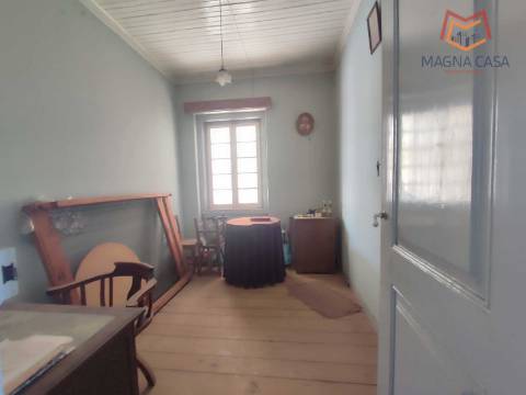 Moradia em Propriedade Total com 3 apartamentos T3, + 1 apartamento T4, garagem para 5 carros, + garagem para 1 carro, espaço comercial, parqueamento e logradouro em Parcela urbana com 800 m² em Alferrarede, Abrantes, Santarém