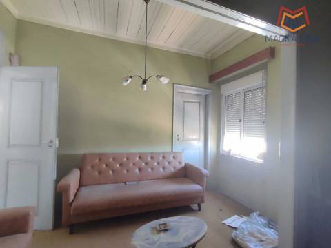 Moradia em Propriedade Total com 3 apartamentos T3, + 1 apartamento T4, garagem para 5 carros, + garagem para 1 carro, espaço comercial, parqueamento e logradouro em Parcela urbana com 800 m² em Alferrarede, Abrantes, Santarém