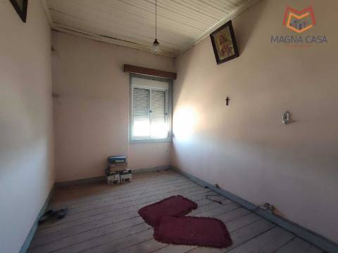 Moradia em Propriedade Total com 3 apartamentos T3, + 1 apartamento T4, garagem para 5 carros, + garagem para 1 carro, espaço comercial, parqueamento e logradouro em Parcela urbana com 800 m² em Alferrarede, Abrantes, Santarém