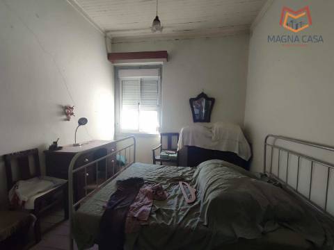 Moradia em Propriedade Total com 3 apartamentos T3, + 1 apartamento T4, garagem para 5 carros, + garagem para 1 carro, espaço comercial, parqueamento e logradouro em Parcela urbana com 800 m² em Alferrarede, Abrantes, Santarém