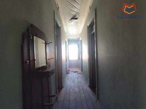 Moradia em Propriedade Total com 3 apartamentos T3, + 1 apartamento T4, garagem para 5 carros, + garagem para 1 carro, espaço comercial, parqueamento e logradouro em Parcela urbana com 800 m² em Alferrarede, Abrantes, Santarém