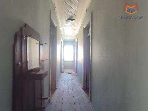 Moradia em Propriedade Total com 3 apartamentos T3, + 1 apartamento T4, garagem para 5 carros, + garagem para 1 carro, espaço comercial, parqueamento e logradouro em Parcela urbana com 800 m² em Alferrarede, Abrantes, Santarém