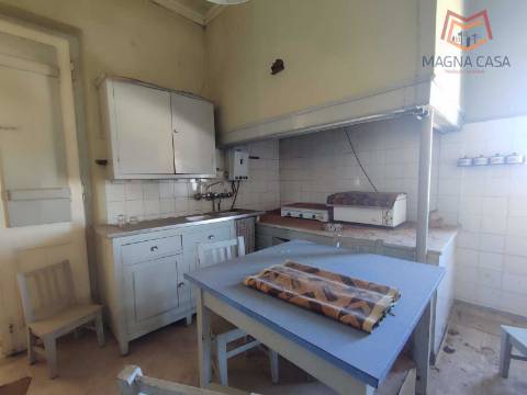 Moradia em Propriedade Total com 3 apartamentos T3, + 1 apartamento T4, garagem para 5 carros, + garagem para 1 carro, espaço comercial, parqueamento e logradouro em Parcela urbana com 800 m² em Alferrarede, Abrantes, Santarém