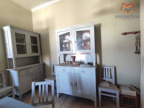 Moradia em Propriedade Total com 3 apartamentos T3, + 1 apartamento T4, garagem para 5 carros, + garagem para 1 carro, espaço comercial, parqueamento e logradouro em Parcela urbana com 800 m² em Alferrarede, Abrantes, Santarém