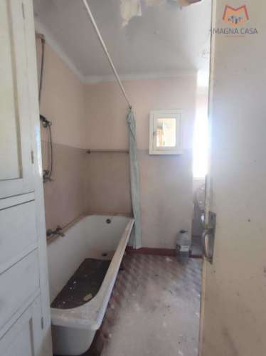 Moradia em Propriedade Total com 3 apartamentos T3, + 1 apartamento T4, garagem para 5 carros, + garagem para 1 carro, espaço comercial, parqueamento e logradouro em Parcela urbana com 800 m² em Alferrarede, Abrantes, Santarém