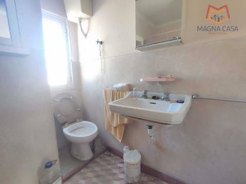 Moradia em Propriedade Total com 3 apartamentos T3, + 1 apartamento T4, garagem para 5 carros, + garagem para 1 carro, espaço comercial, parqueamento e logradouro em Parcela urbana com 800 m² em Alferrarede, Abrantes, Santarém