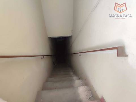 Moradia em Propriedade Total com 3 apartamentos T3, + 1 apartamento T4, garagem para 5 carros, + garagem para 1 carro, espaço comercial, parqueamento e logradouro em Parcela urbana com 800 m² em Alferrarede, Abrantes, Santarém