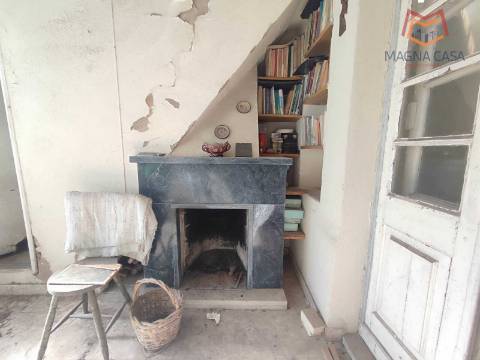 Moradia em Propriedade Total com 3 apartamentos T3, + 1 apartamento T4, garagem para 5 carros, + garagem para 1 carro, espaço comercial, parqueamento e logradouro em Parcela urbana com 800 m² em Alferrarede, Abrantes, Santarém