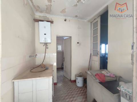 Moradia em Propriedade Total com 3 apartamentos T3, + 1 apartamento T4, garagem para 5 carros, + garagem para 1 carro, espaço comercial, parqueamento e logradouro em Parcela urbana com 800 m² em Alferrarede, Abrantes, Santarém