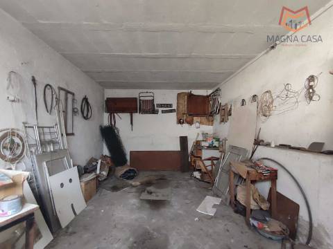 Moradia em Propriedade Total com 3 apartamentos T3, + 1 apartamento T4, garagem para 5 carros, + garagem para 1 carro, espaço comercial, parqueamento e logradouro em Parcela urbana com 800 m² em Alferrarede, Abrantes, Santarém