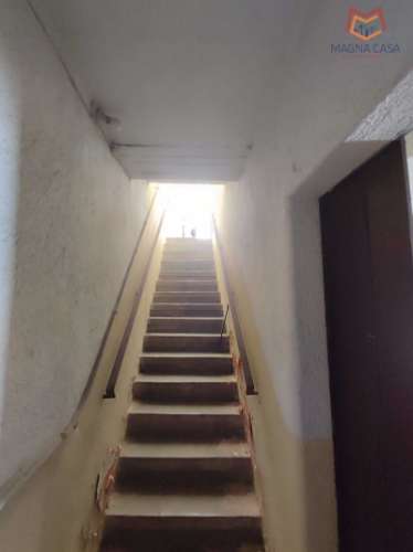 Moradia em Propriedade Total com 3 apartamentos T3, + 1 apartamento T4, garagem para 5 carros, + garagem para 1 carro, espaço comercial, parqueamento e logradouro em Parcela urbana com 800 m² em Alferrarede, Abrantes, Santarém