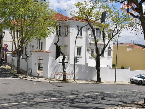 Apartamento T3 em moradia apalaçada em Caxias, Oeiras para arrendamento.