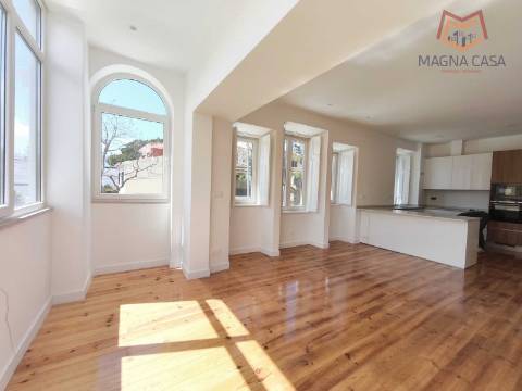 Apartamento T3 em moradia apalaçada em Caxias, Oeiras para arrendamento.