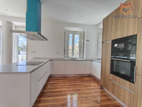 Apartamento T3 em moradia apalaçada em Caxias, Oeiras para arrendamento.