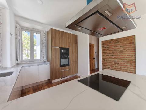 Apartamento T3 em moradia apalaçada em Caxias, Oeiras para arrendamento.