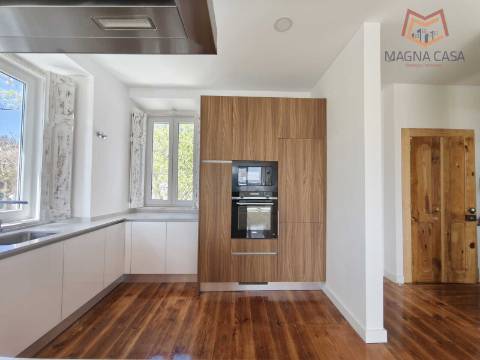 Apartamento T3 em moradia apalaçada em Caxias, Oeiras para arrendamento.