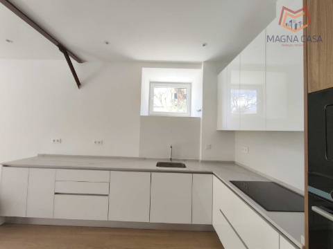 Apartamento T3 em moradia apalaçada em Caxias, Oeiras para arrendamento.