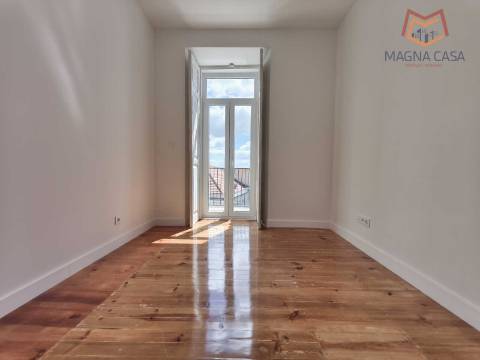 Apartamento T3 em moradia apalaçada em Caxias, Oeiras para arrendamento.