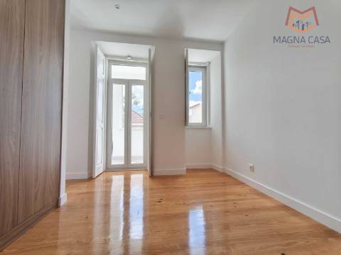 Apartamento T3 em moradia apalaçada em Caxias, Oeiras para arrendamento.