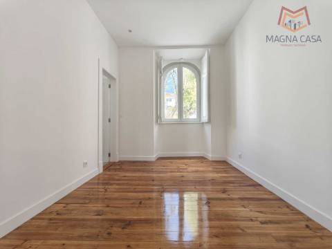 Apartamento T3 em moradia apalaçada em Caxias, Oeiras para arrendamento.