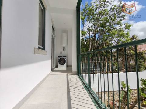 Apartamento T3 em moradia apalaçada em Caxias, Oeiras para arrendamento.