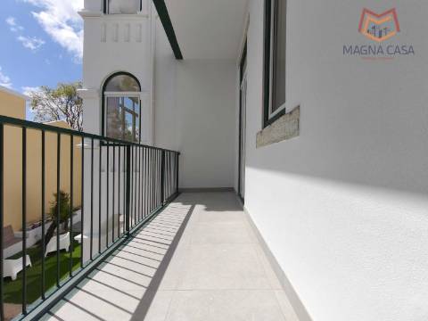 Apartamento T3 em moradia apalaçada em Caxias, Oeiras para arrendamento.