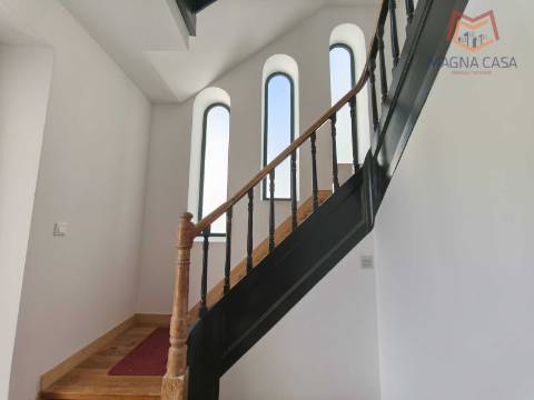 Apartamento T3 em moradia apalaçada em Caxias, Oeiras para arrendamento.