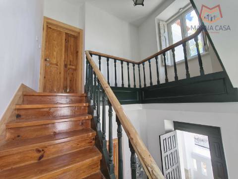 Apartamento T3 em moradia apalaçada em Caxias, Oeiras para arrendamento.