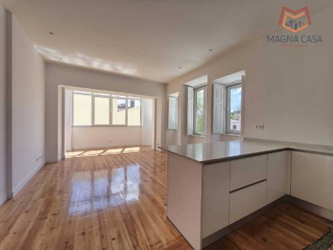 Apartamento T3 em moradia apalaçada em Caxias, Oeiras para arrendamento.