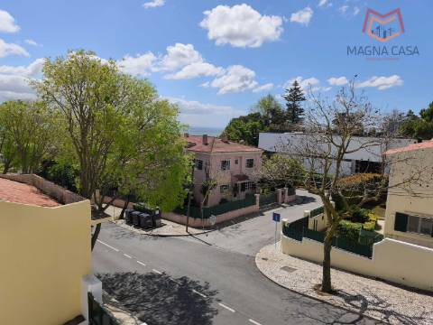 Apartamento T3 em moradia apalaçada em Caxias, Oeiras para arrendamento.