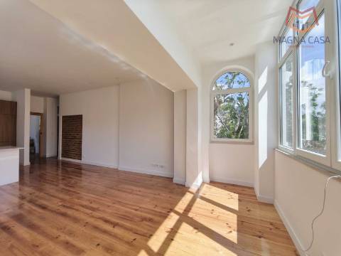 Apartamento T3 em moradia apalaçada em Caxias, Oeiras para arrendamento.