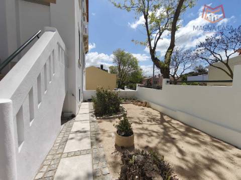 Apartamento T3 em moradia apalaçada em Caxias, Oeiras para arrendamento.