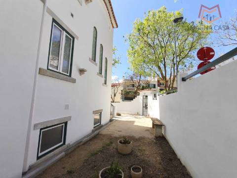 Apartamento T3 em moradia apalaçada em Caxias, Oeiras para arrendamento.