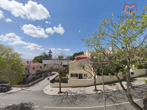 Apartamento T3 em moradia apalaçada em Caxias, Oeiras para arrendamento.