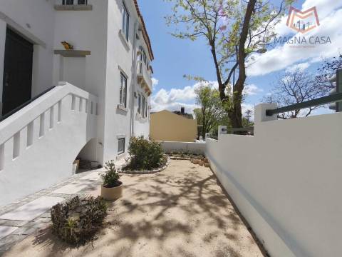 Apartamento T3 em moradia apalaçada em Caxias, Oeiras para arrendamento.